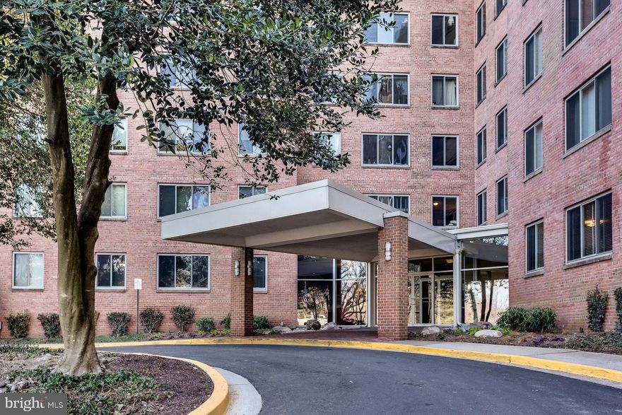 Amazing treed view. Quiet side of the building, large windows, parquet wood floors, and updated kitchen . Plenty of parking, fitness rm, pool, party rm. Close to DC, 0.8 mi. to Clarendon METRO and shops/restaurants along Clarendon & Wilson Blvd.1BR/1BA condo for sale in Cardinal House, a community with lots of great amenities. Great Storage unit! Cats allowed.