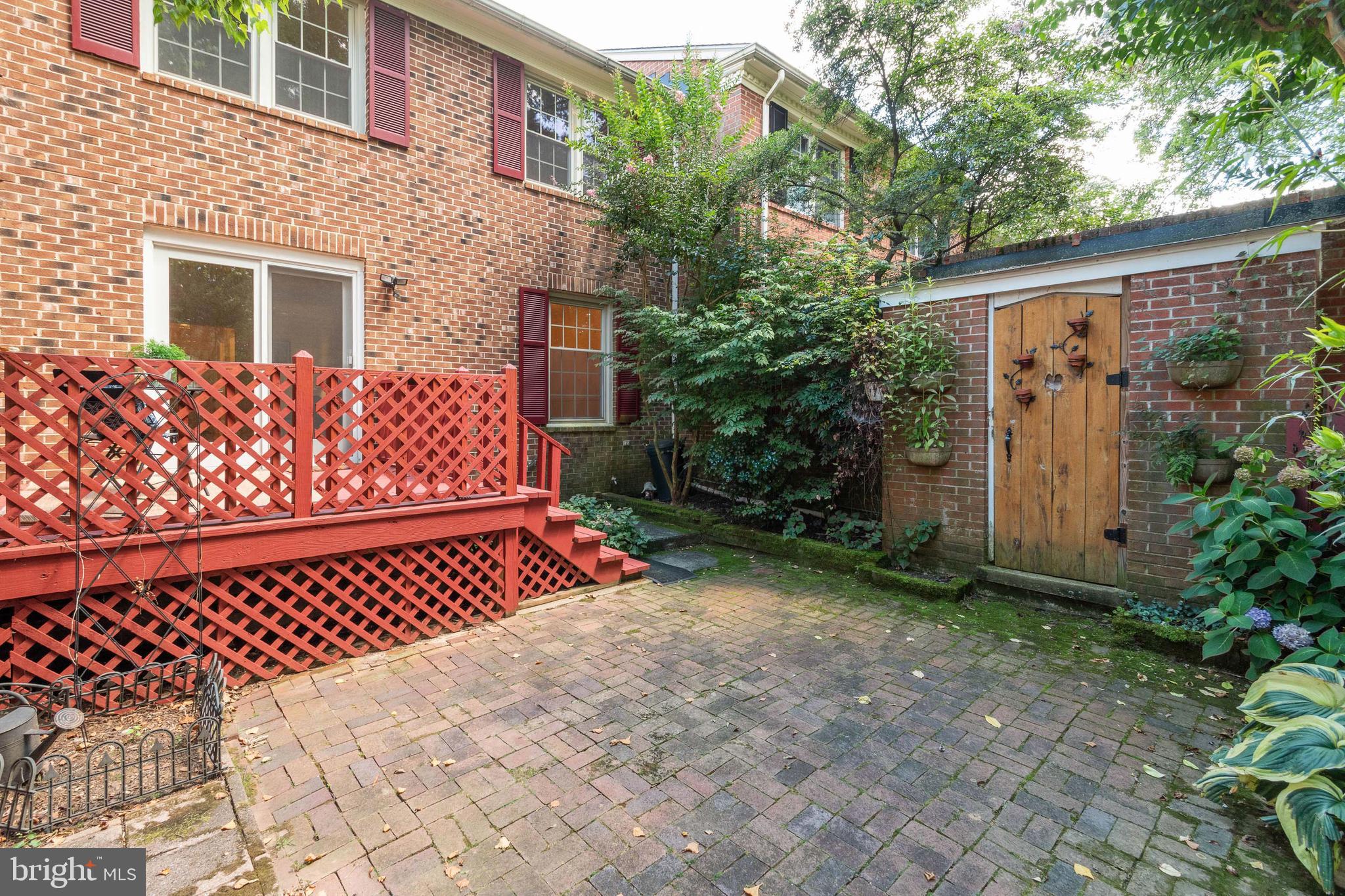 LAKEWOOD APARTMENTS - Residential