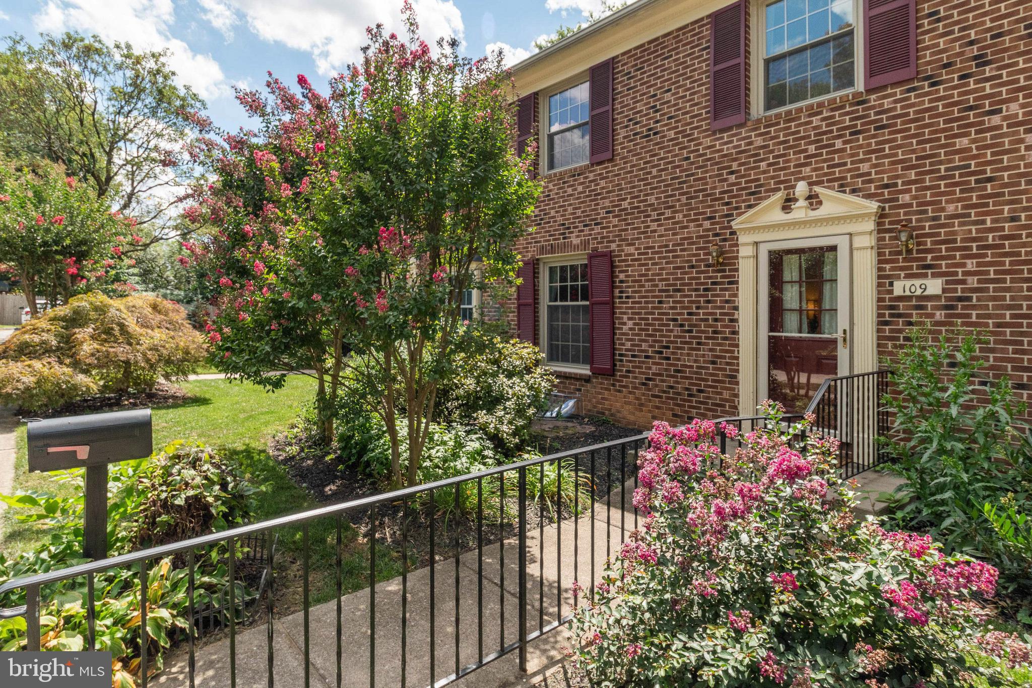 LAKEWOOD APARTMENTS - Residential