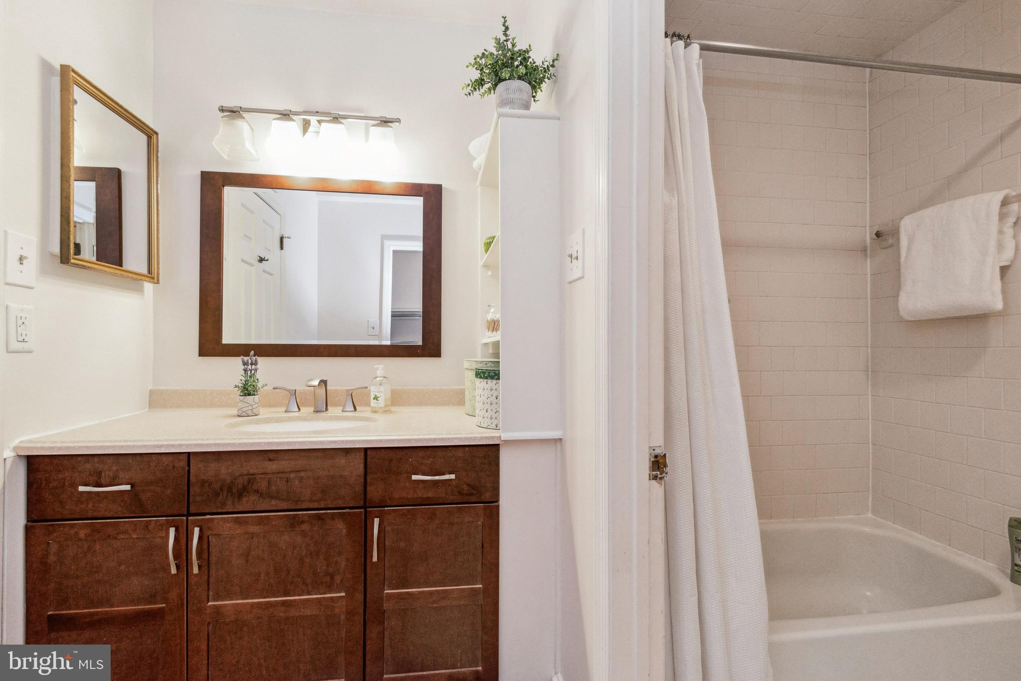 LAKEWOOD APARTMENTS - Residential