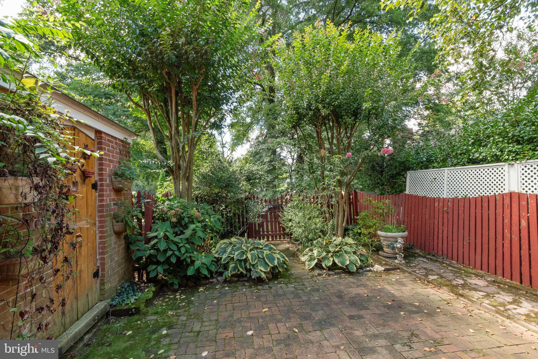 LAKEWOOD APARTMENTS - Residential