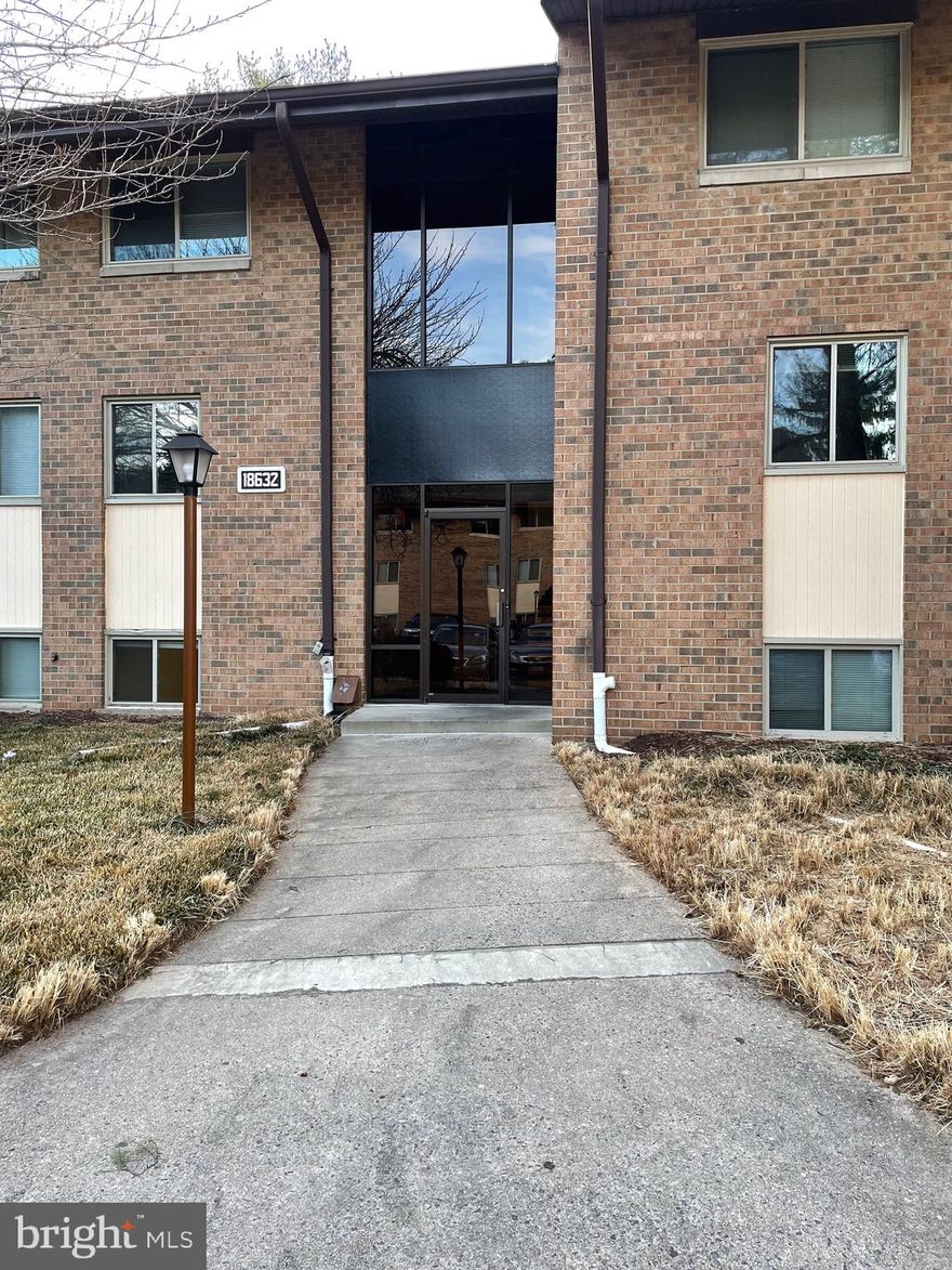 Beautiful 1 bedroom 1 Bathroom apartment. Open kitchen for a great and spacious look. New vinyl
flooring, freshly painted.  Newly painted kitchen cabinets, New countertops. New washer and dryer in unit. Utilities are included in condo fee.  Right in front of Lake Whetstone and Park with a beautiful and relaxing view, walking trial around the lake. Close to Montgomery Village shopping center, banks, groceries, Starbucks, fast food, pharmacy. Less that 5min to I-270.