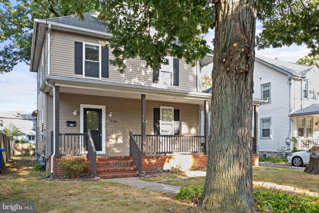 Photo of 720 Cinnaminson Avenue, PALMYRA, NJ 08065 (MLS # NJBL2097166)