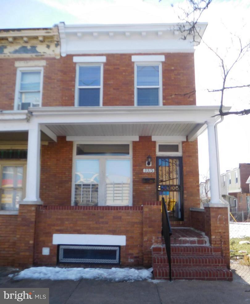 Investors are you looking to add another rental property to your portfolio? Here you go. Currently a market rent tenant occupied with a lease in place from 8/1/20 thru 7/31/21 at $1,200.00 per month with a month to month lease in place thereafter. Tenants need 24 hour notice at least to confirm an appointment.
