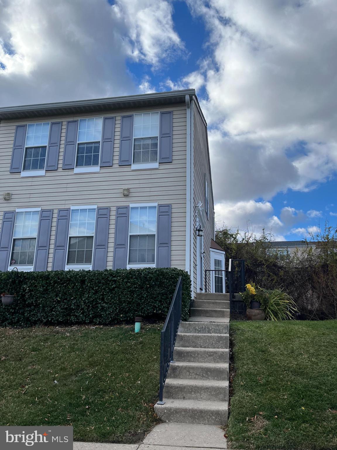 32 ROYALTY CIRCLE 32