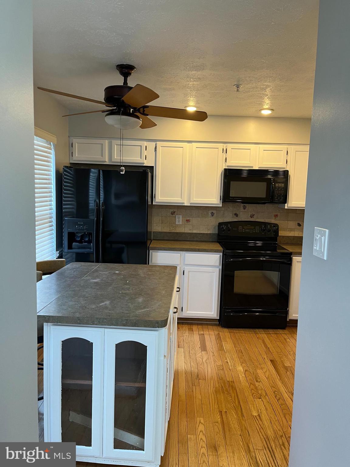 32 ROYALTY CIRCLE 32