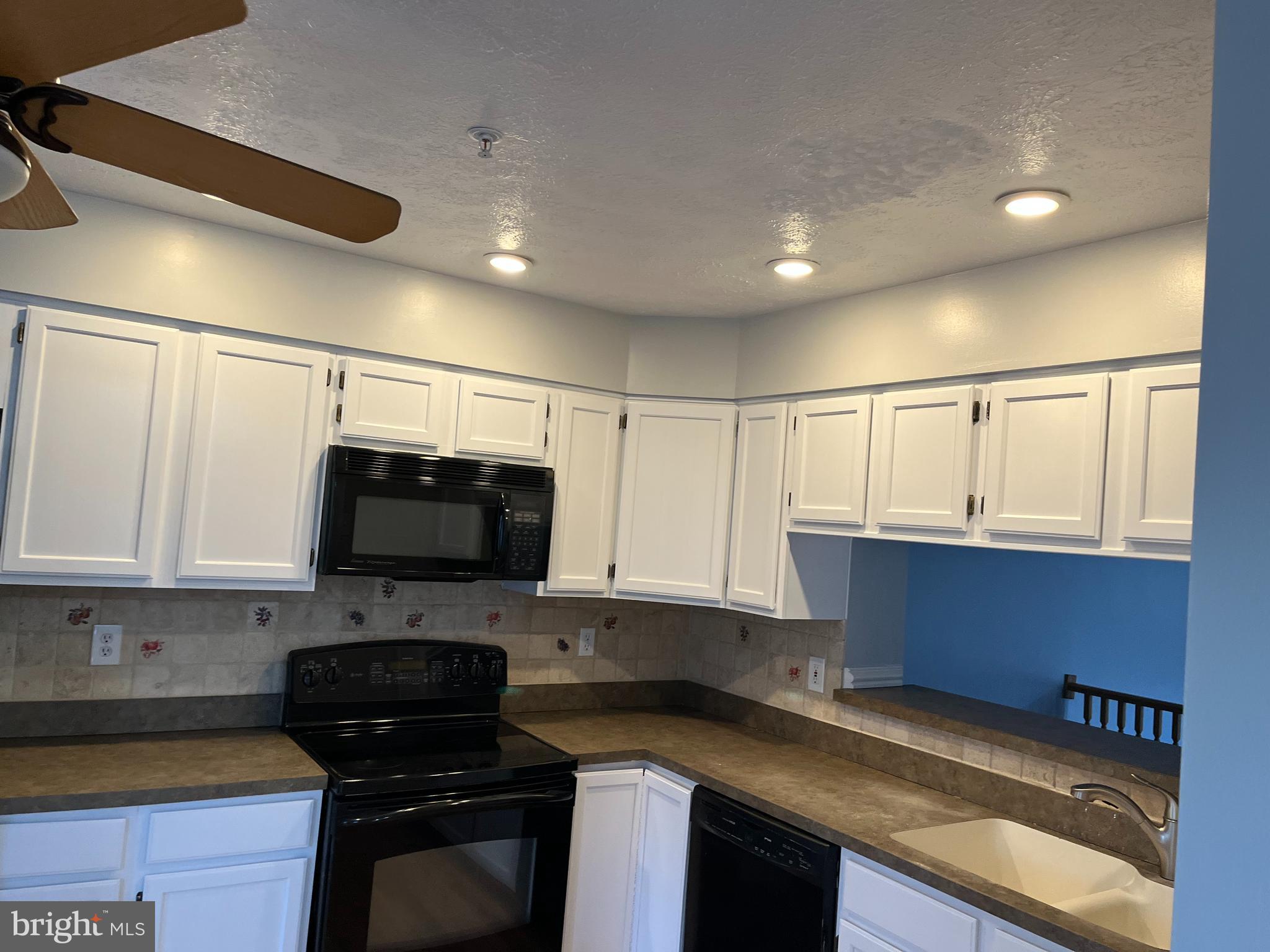 32 ROYALTY CIRCLE 32