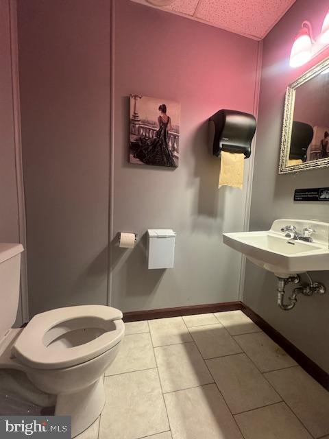 Main image without alt text