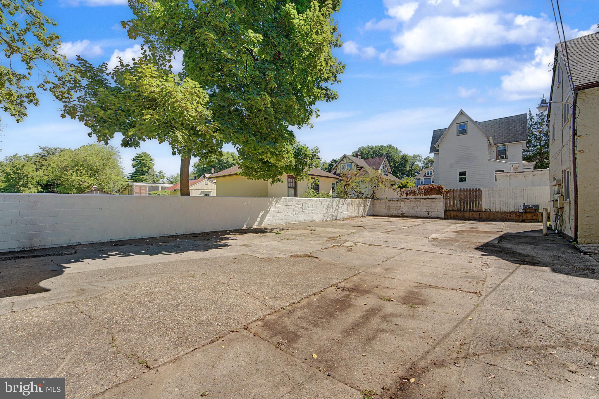 607 W MAPLE AVENUE