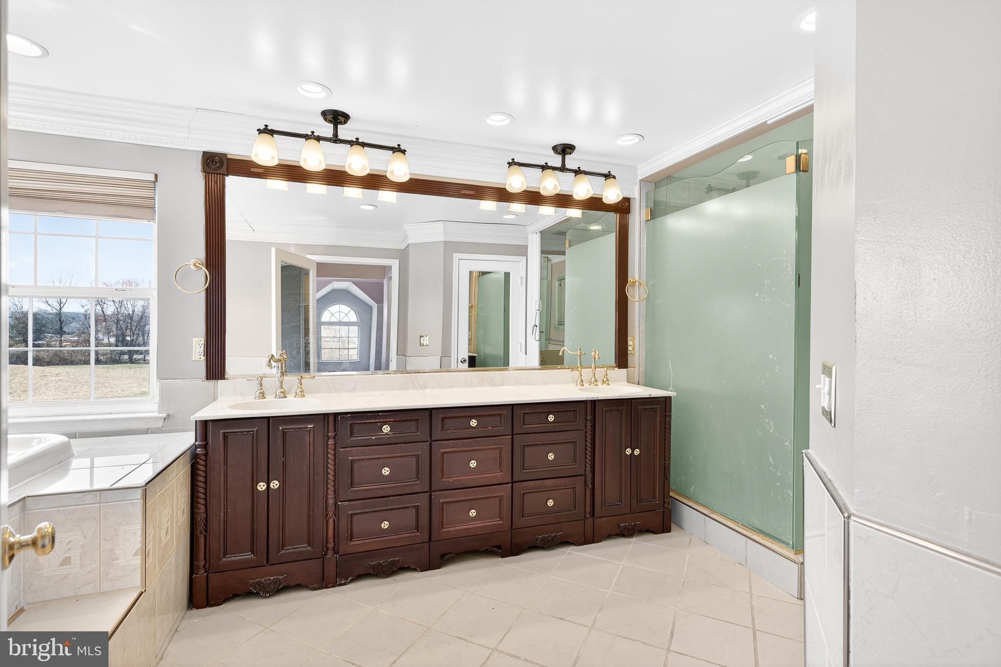 THE LEGENDS - Residential