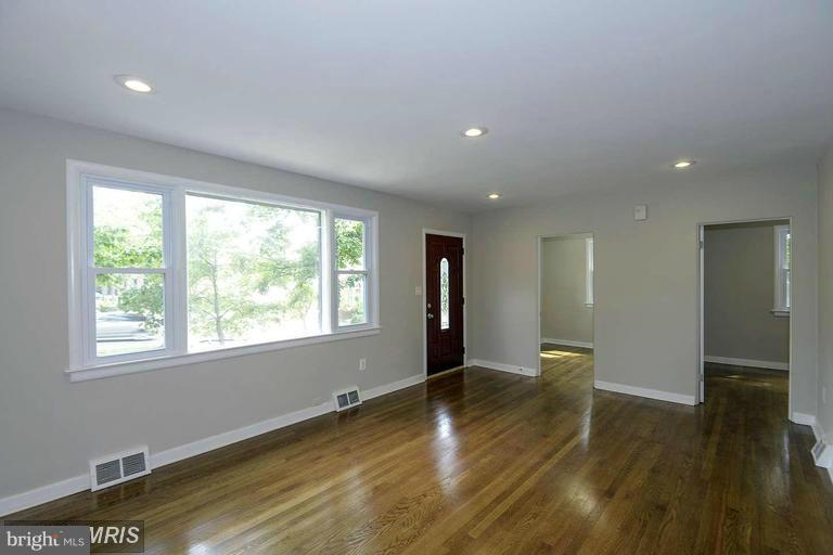 BEVERLY MANOR - Residential Lease