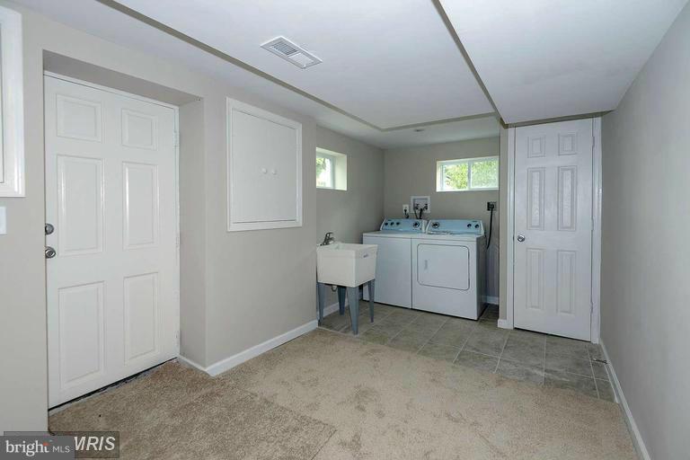 BEVERLY MANOR - Residential Lease