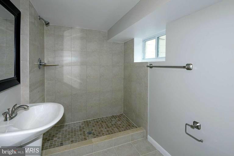 BEVERLY MANOR - Residential Lease