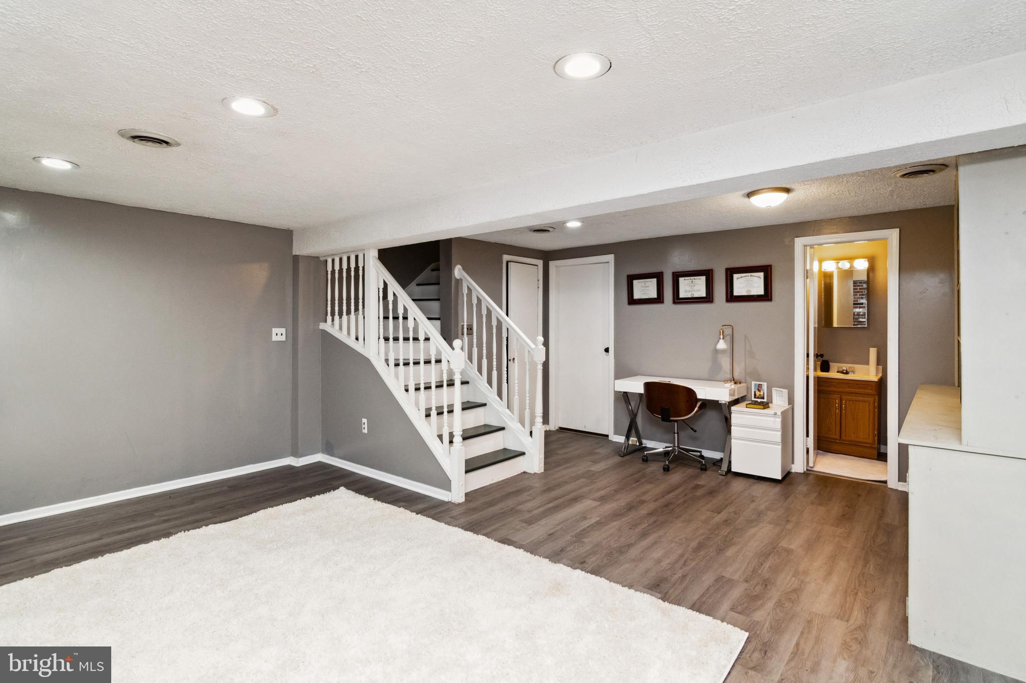 KINGS COURT - Residential