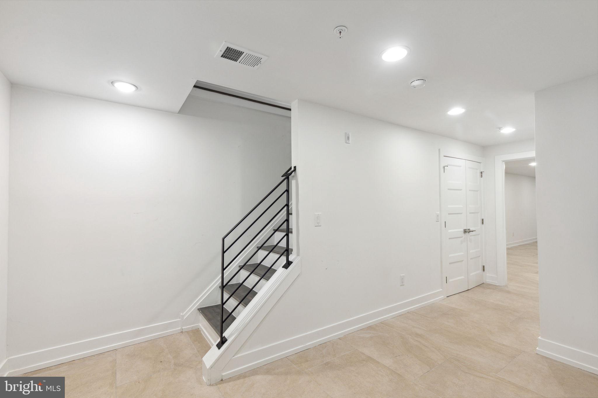 OLDE KENSINGTON - Residential Lease