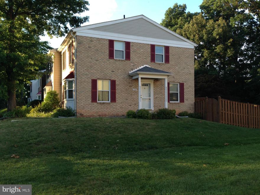 Great opportunity to own one of Woodstream Village's best properties.  The owner took time to care for this property.  3 bedrooms, 2 1/2 Bath End unit fully fenced. Newer windows, patio doors, and storm doors, updated kitchen with stainless steel appliances, Water heater 3 years old, and Less than 8 Year old furnace. This house is ready for all picky buyers. Her loss is your gain come quick!!!