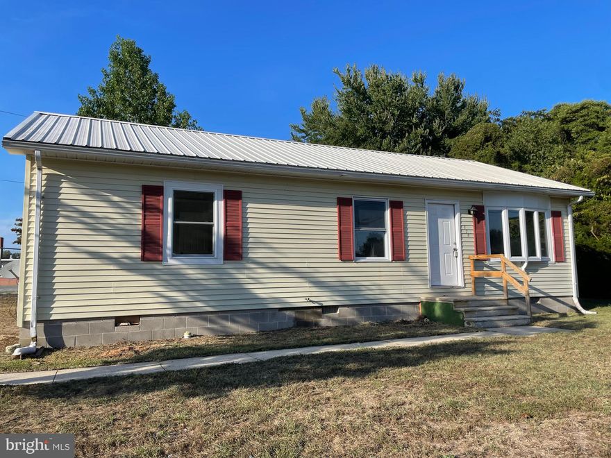 Downtown Gem! Recently renovated inside and out, the perfect place to make a home. The new vinyl plank flooring and tasteful paint make the home so inviting. The home has been completely power washed and the lawn and shrubs have been manicured. Schedule your showing today!