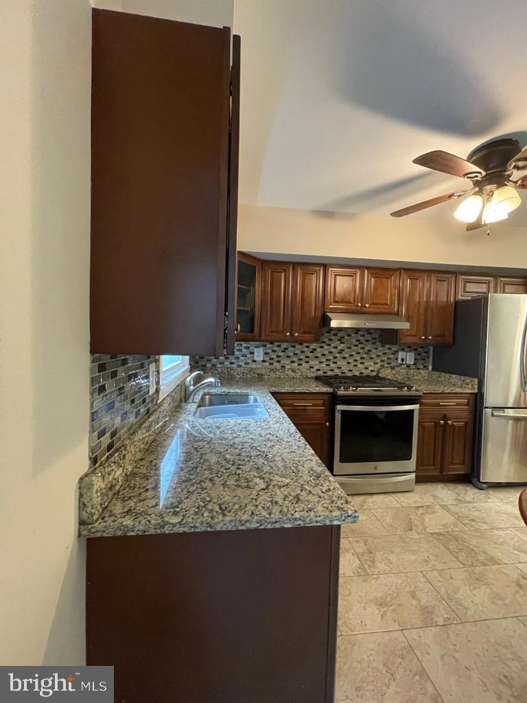 BURGUNDY KNOLLS - Residential