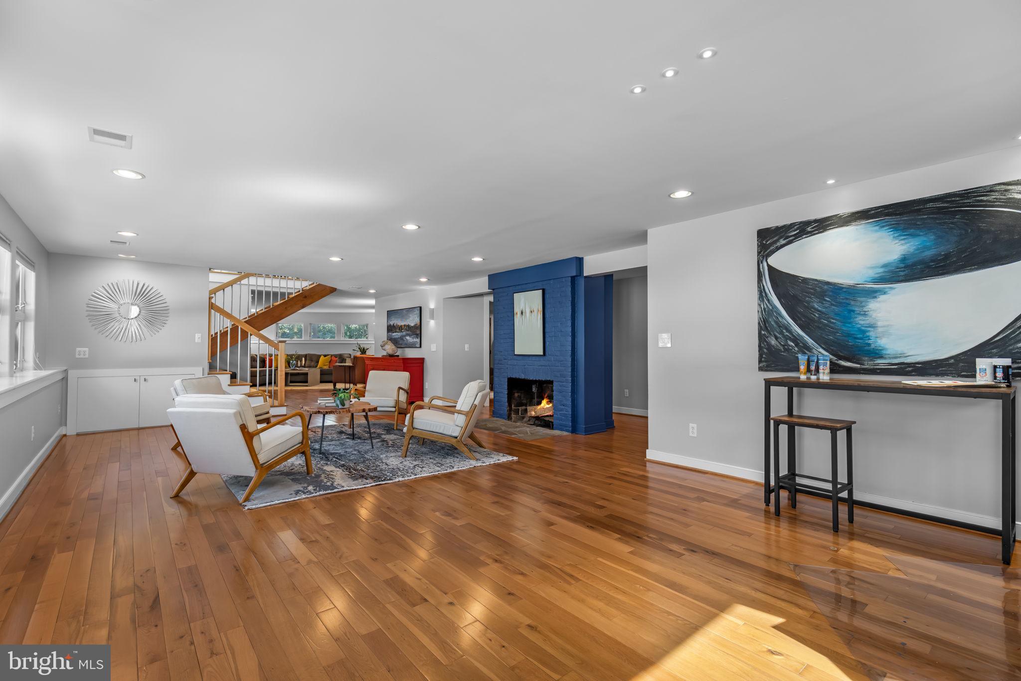 LAKE BARCROFT - Residential