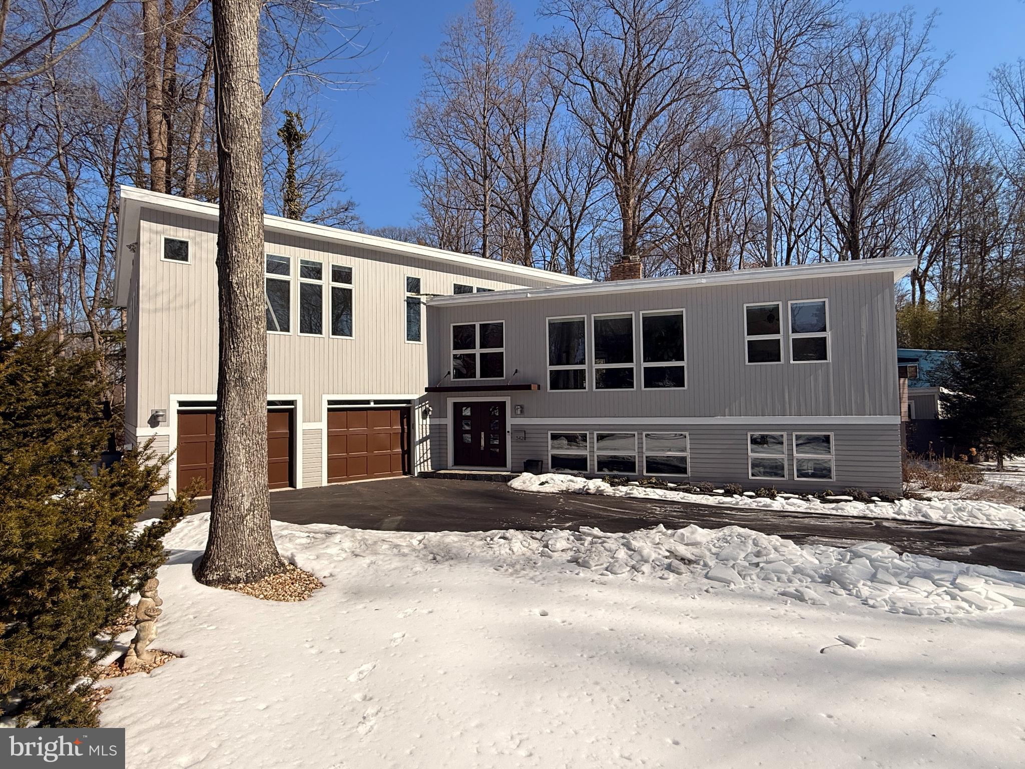 LAKE BARCROFT - Residential