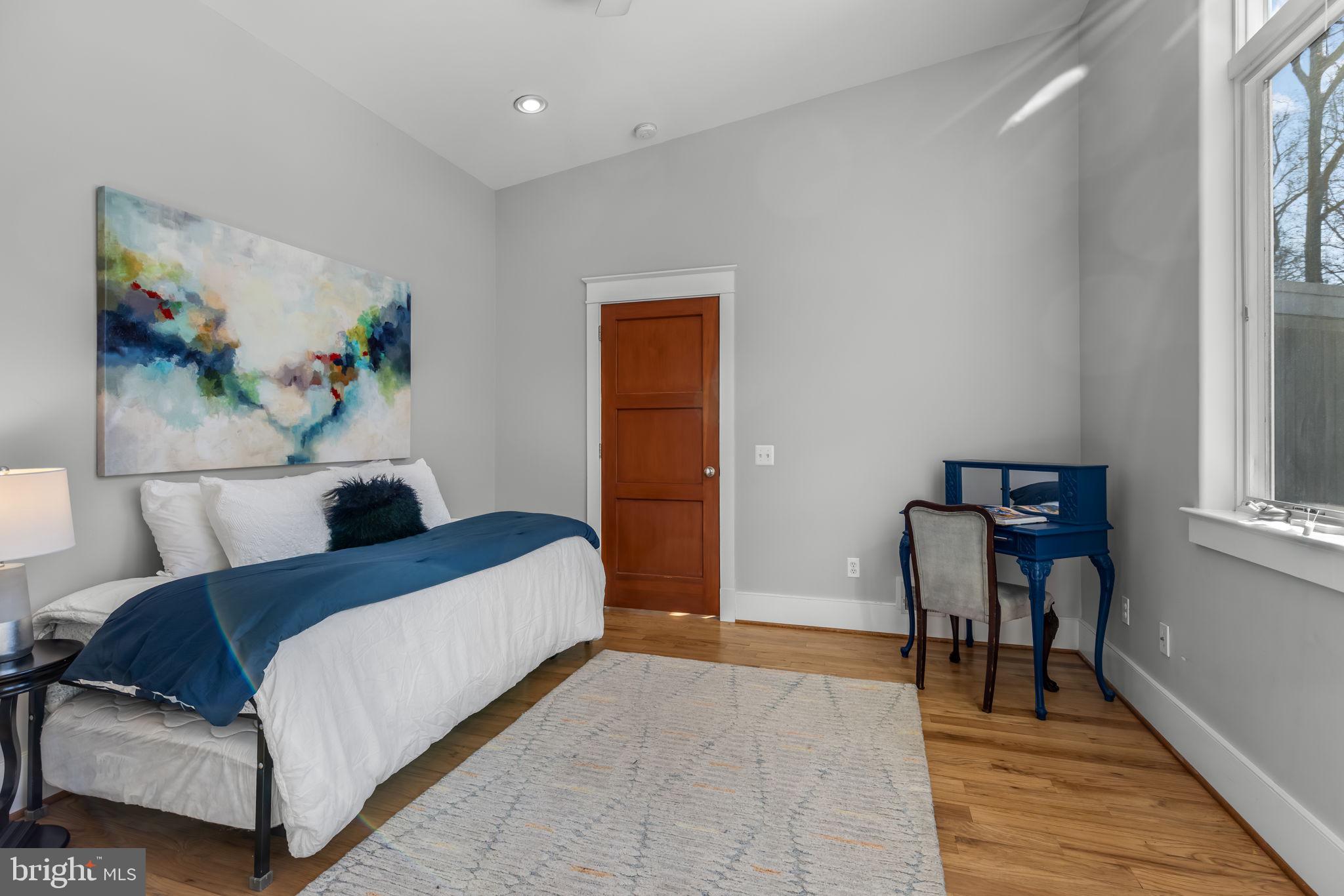 LAKE BARCROFT - Residential