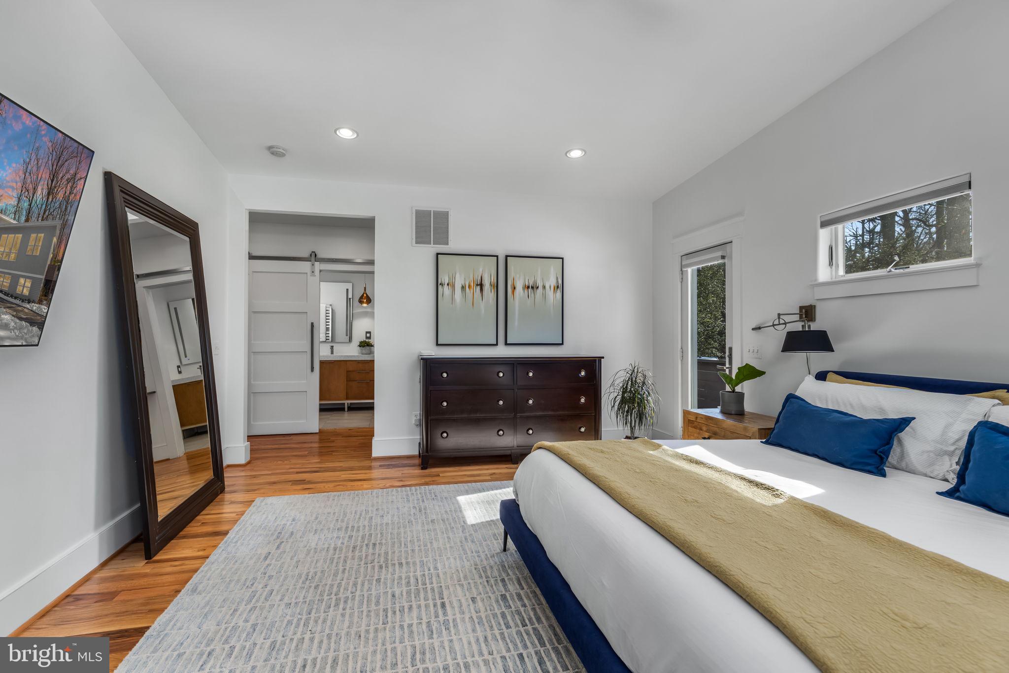 LAKE BARCROFT - Residential