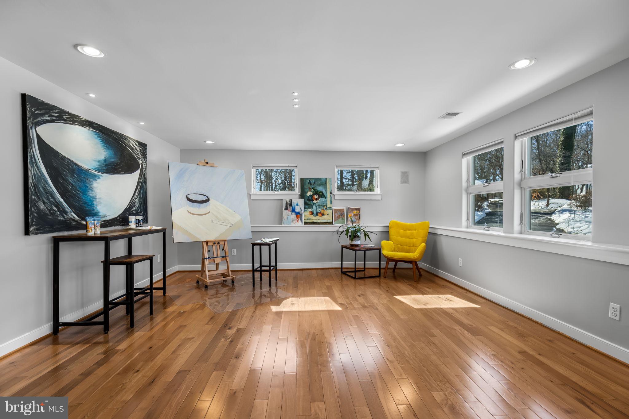 LAKE BARCROFT - Residential