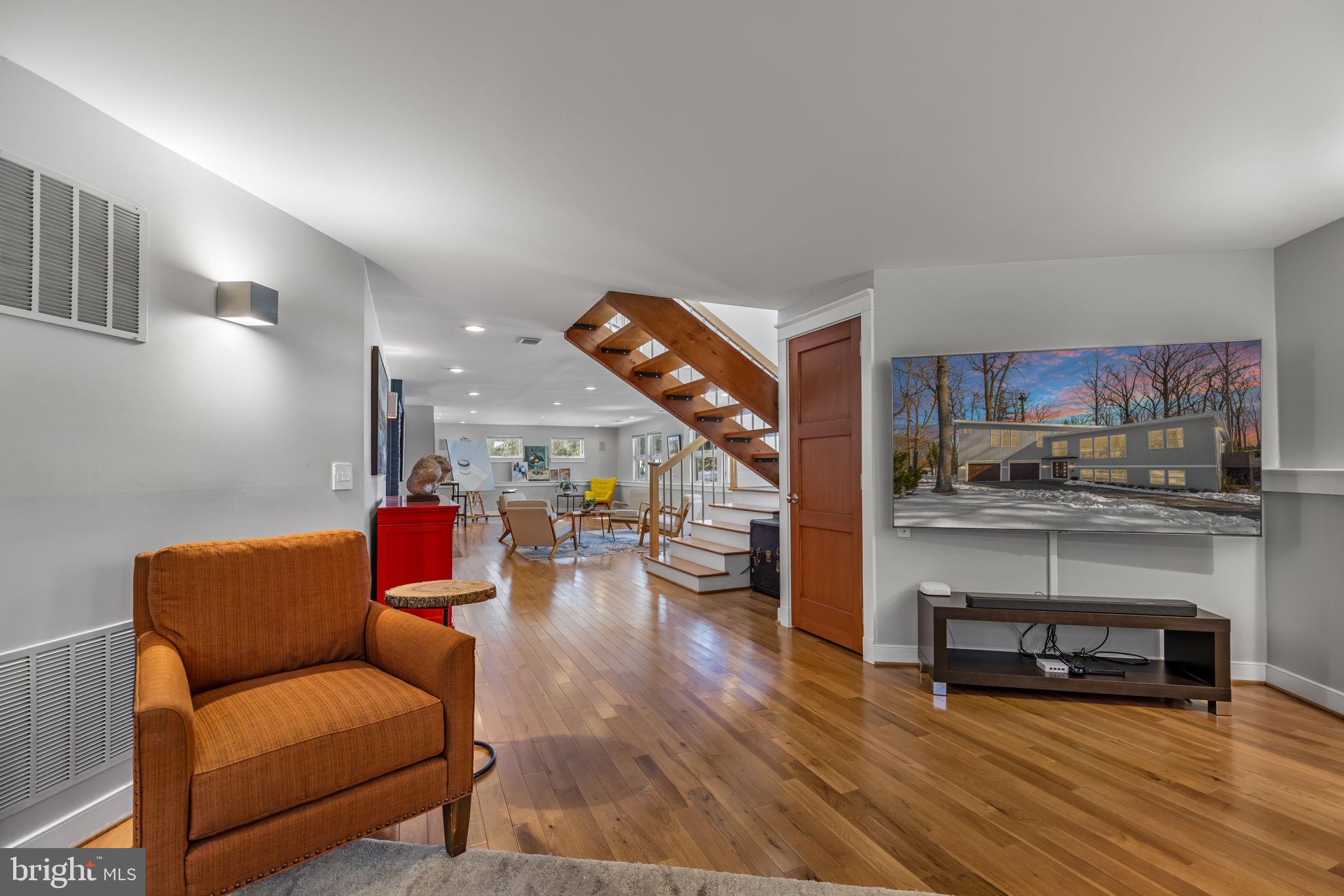 LAKE BARCROFT - Residential