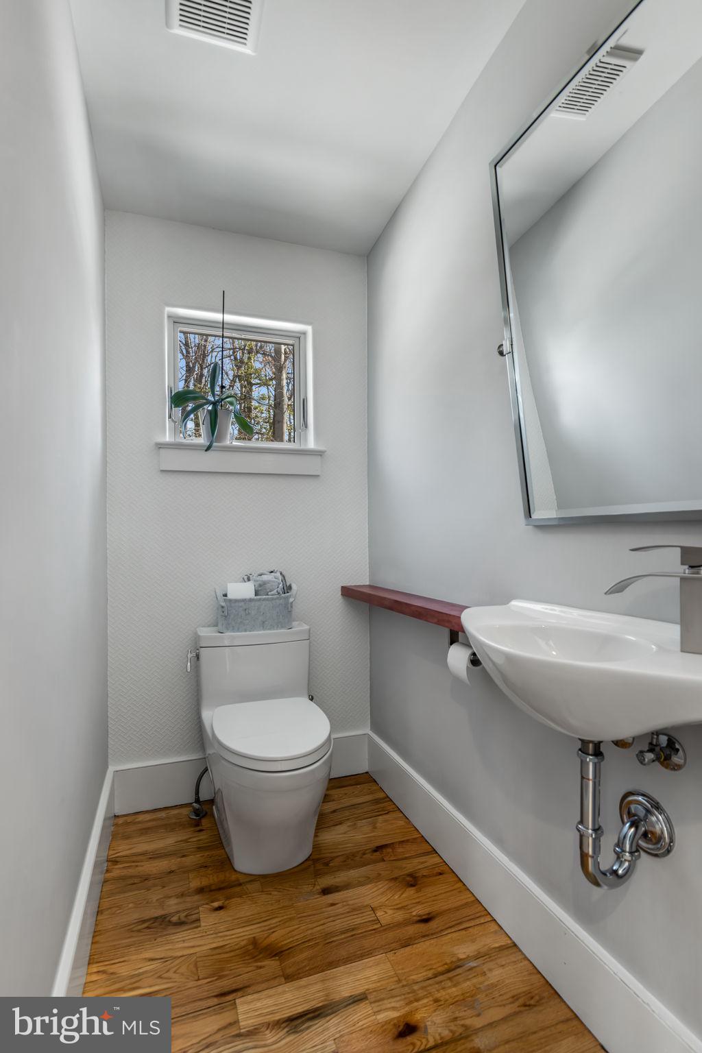 LAKE BARCROFT - Residential