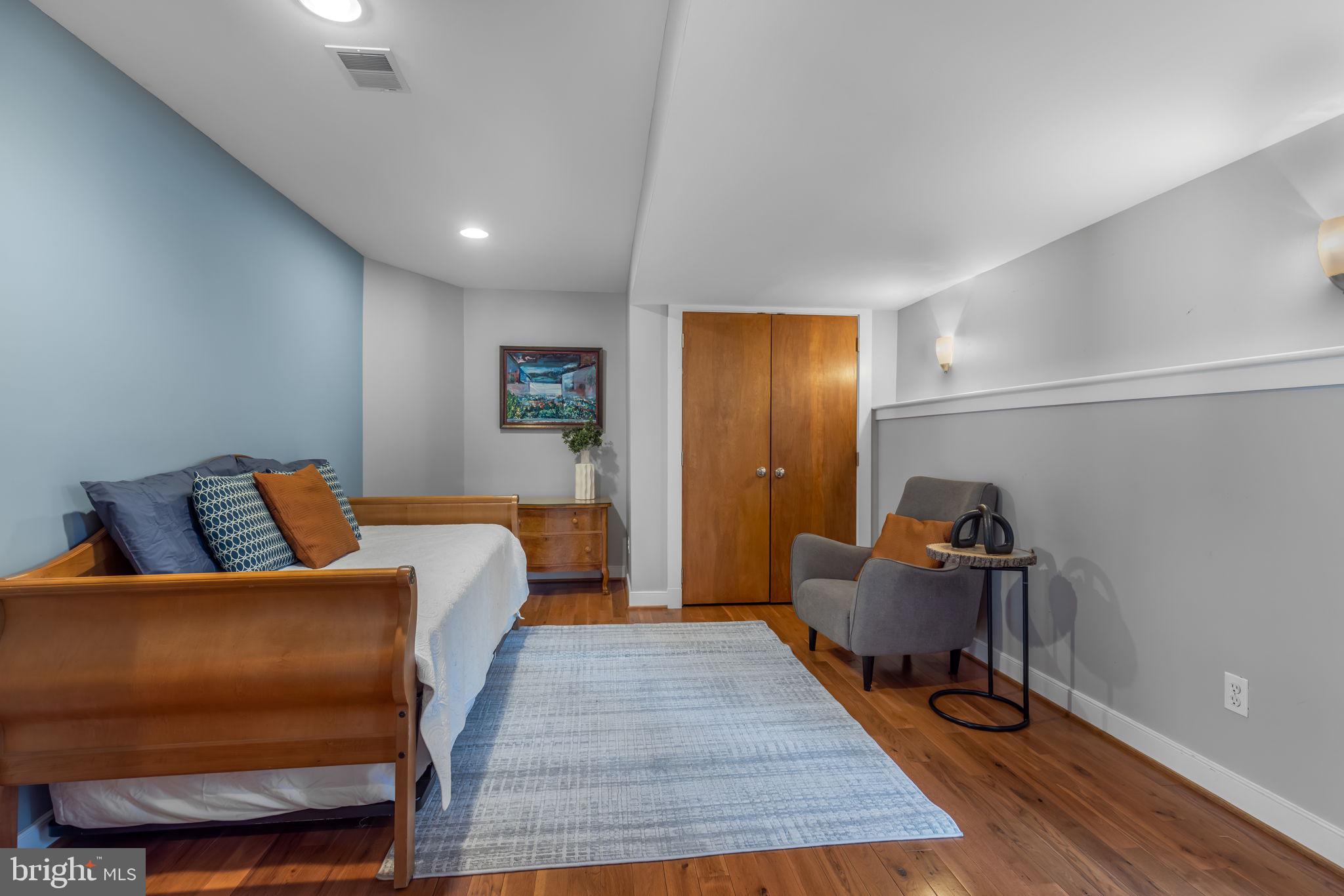 LAKE BARCROFT - Residential