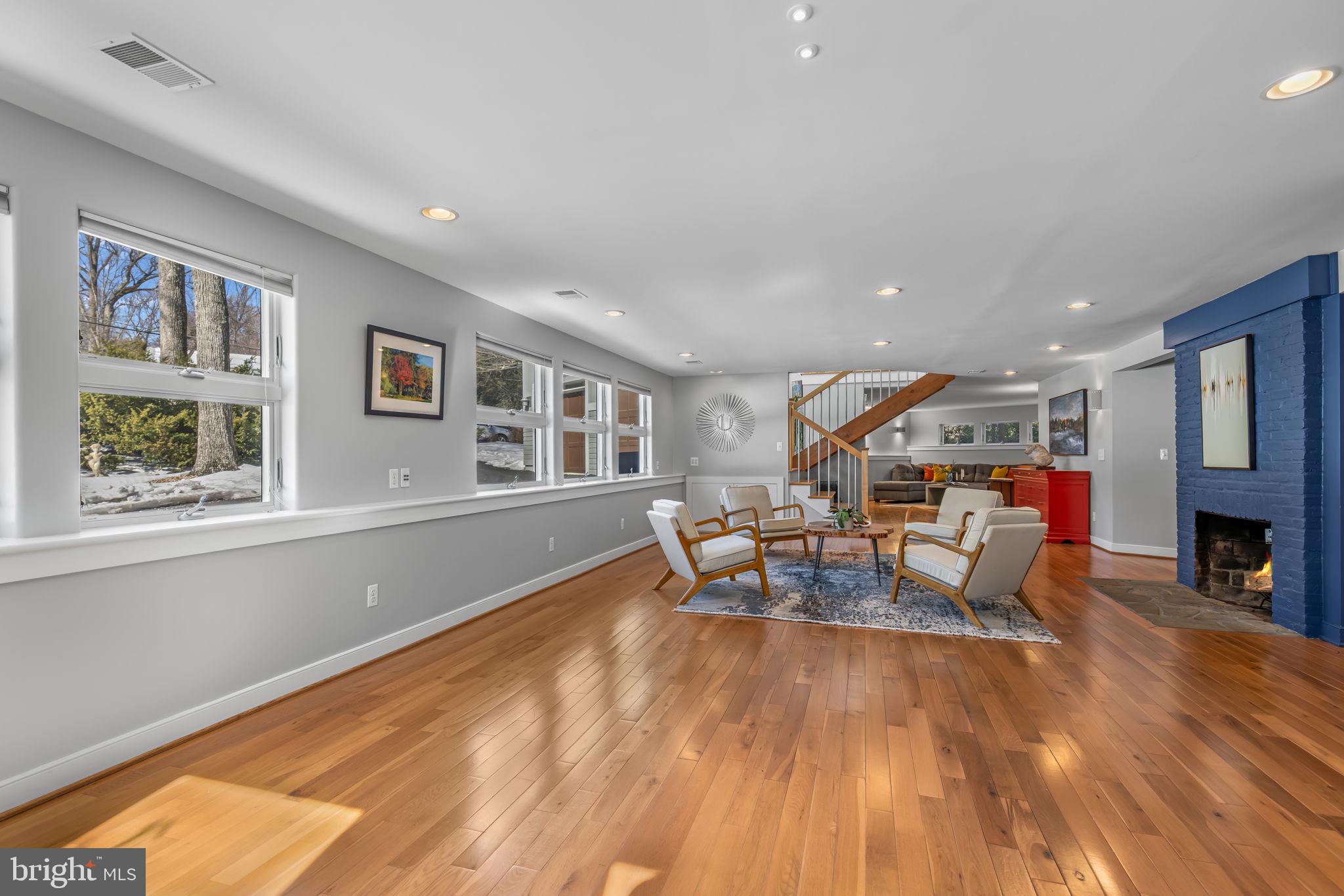 LAKE BARCROFT - Residential