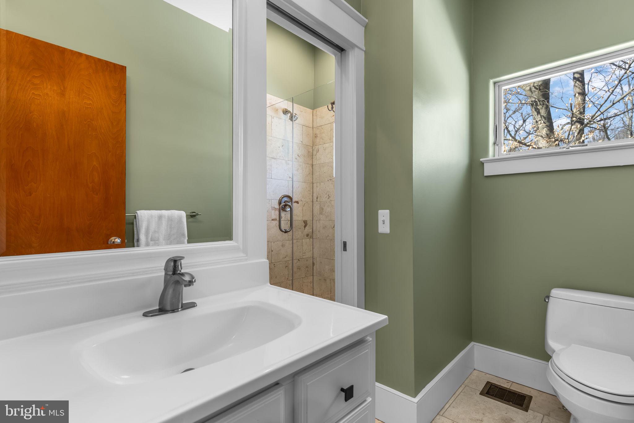 LAKE BARCROFT - Residential