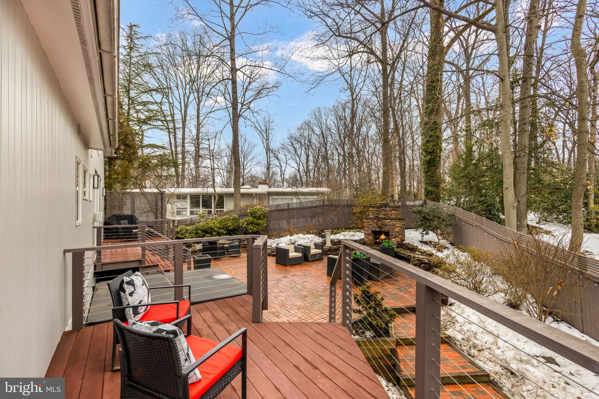 LAKE BARCROFT - Residential