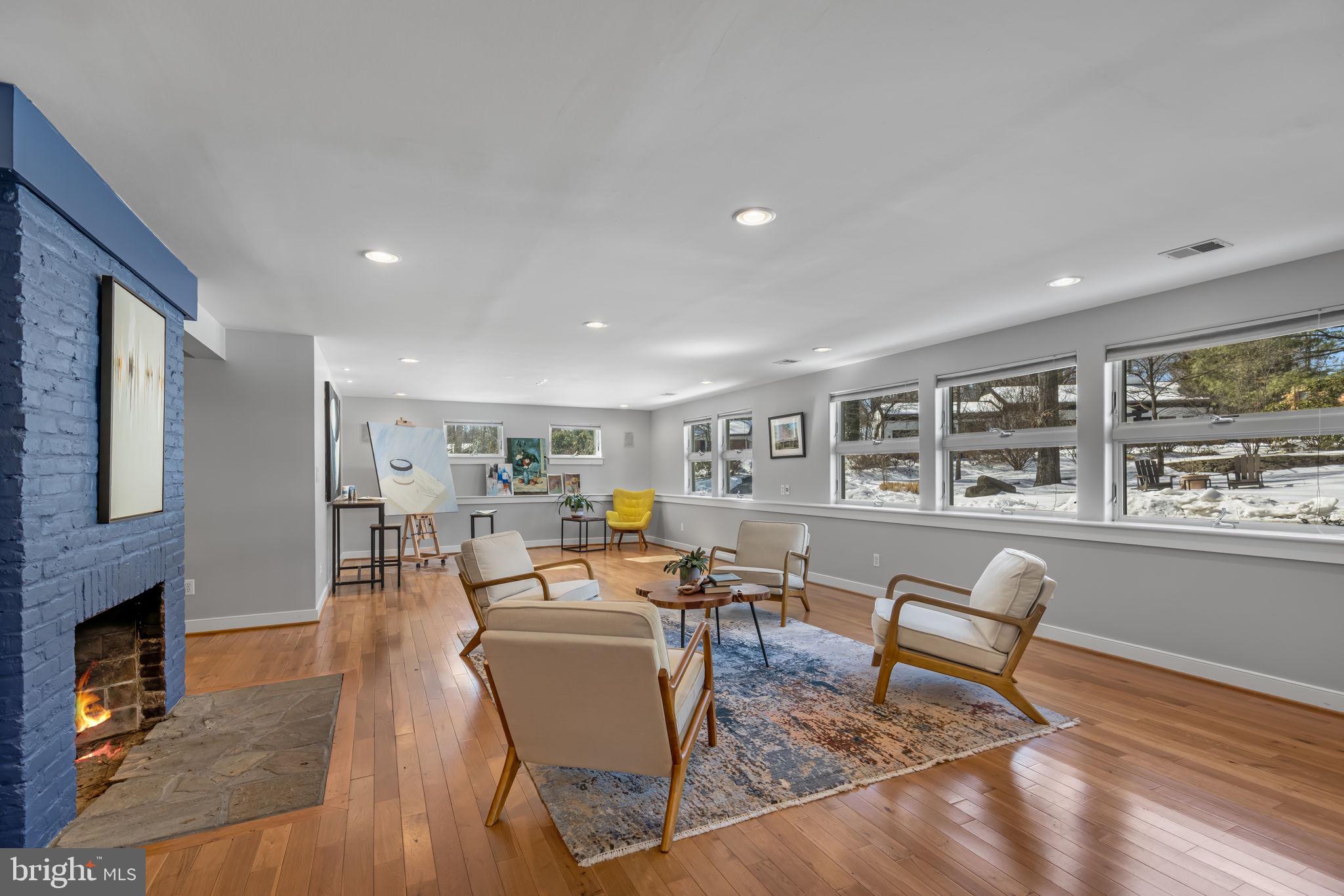 LAKE BARCROFT - Residential