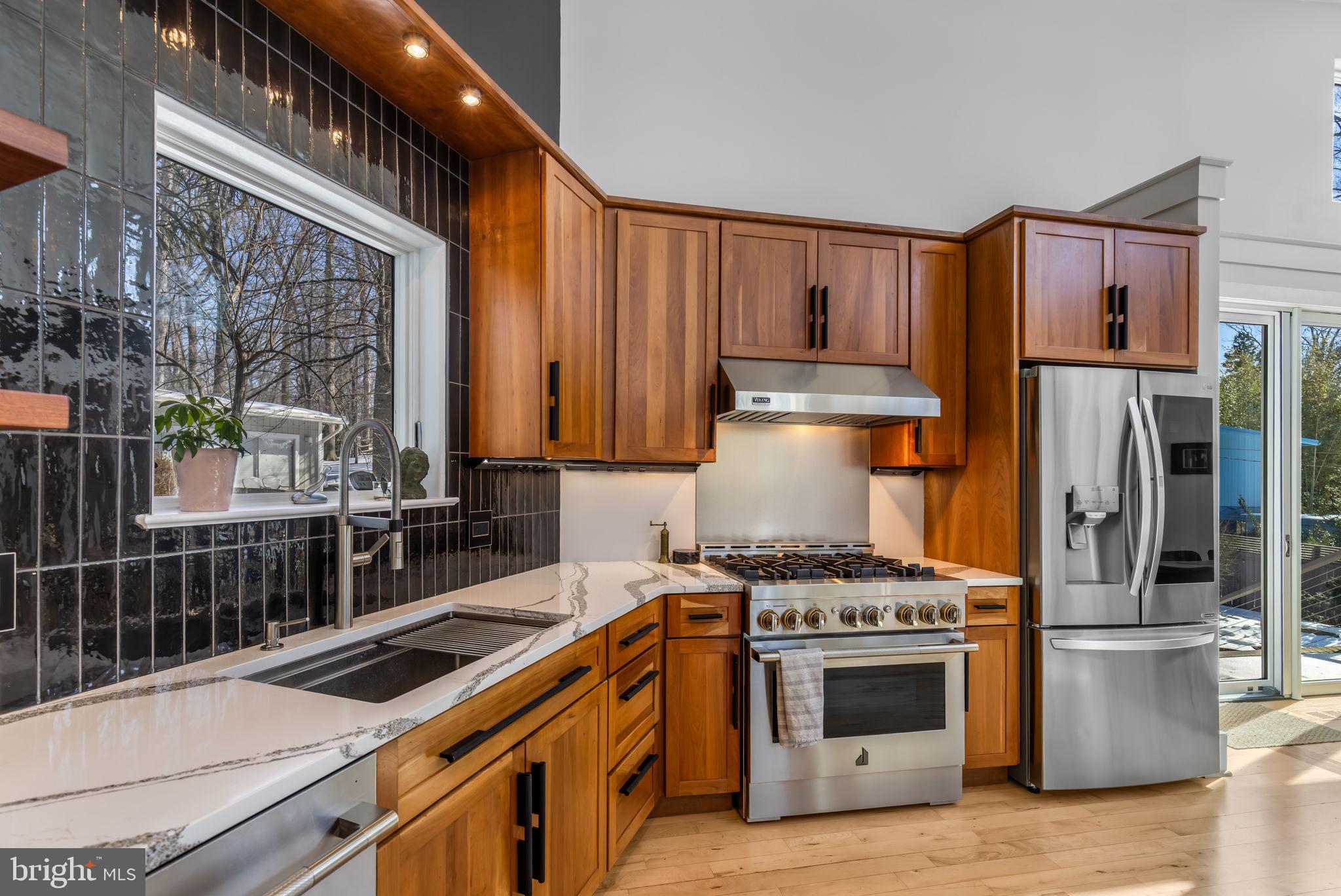 LAKE BARCROFT - Residential