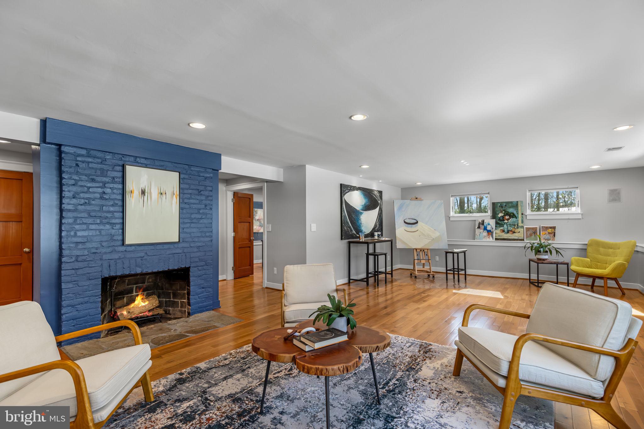 LAKE BARCROFT - Residential