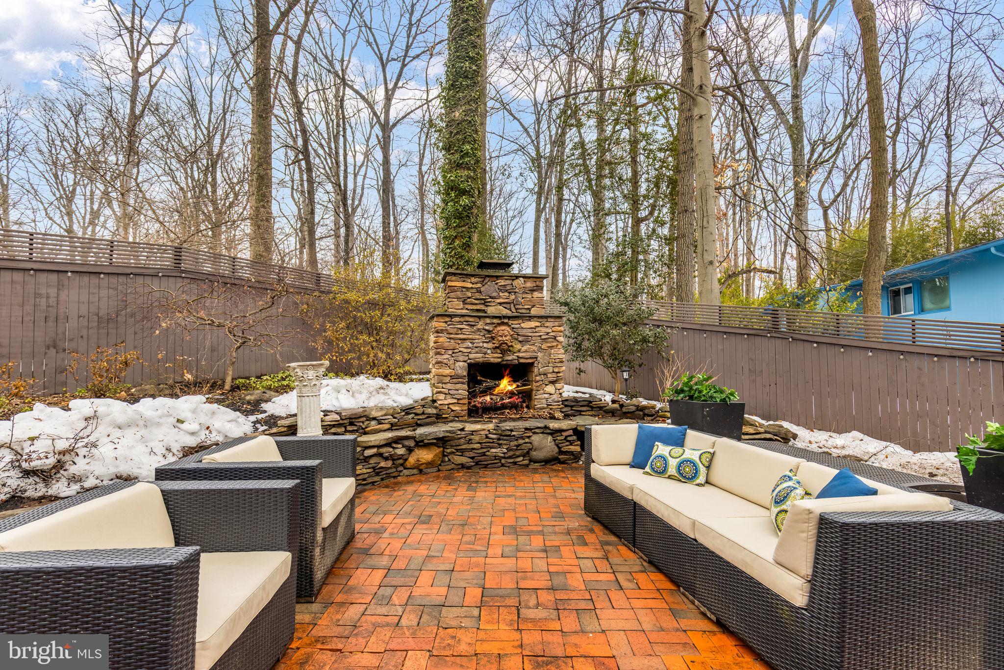 LAKE BARCROFT - Residential