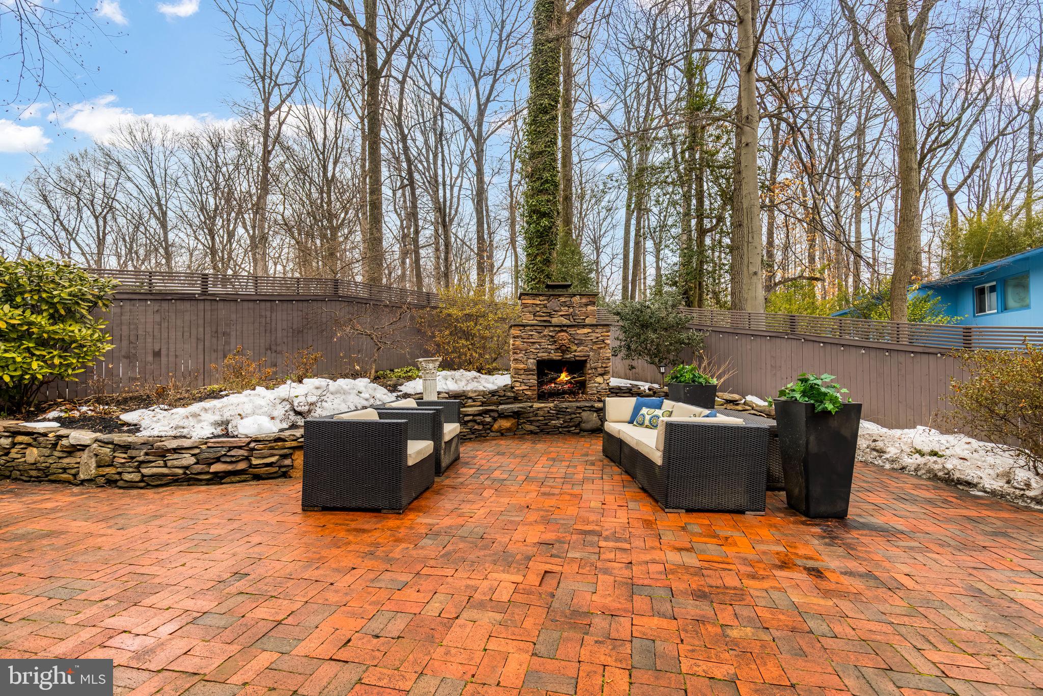 LAKE BARCROFT - Residential