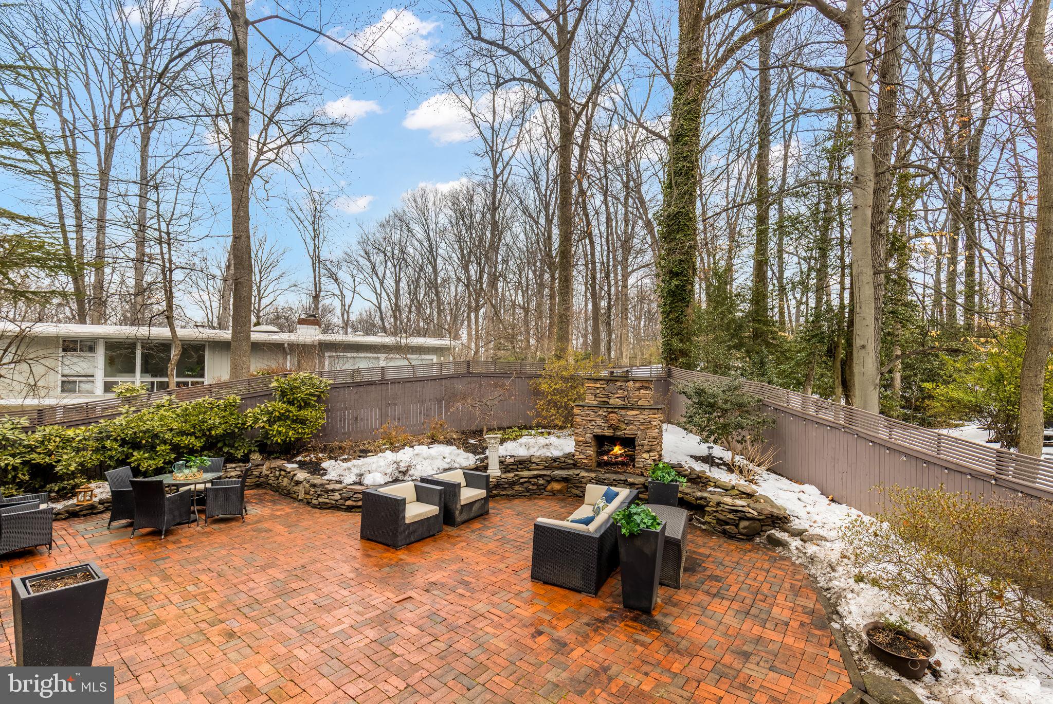 LAKE BARCROFT - Residential