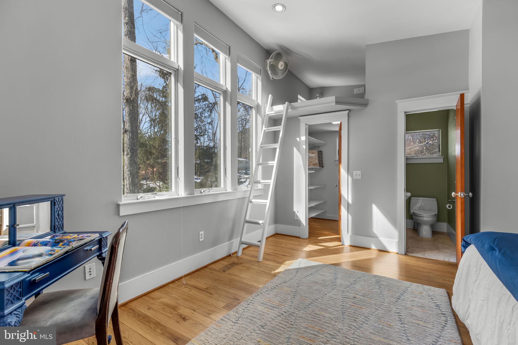 LAKE BARCROFT - Residential