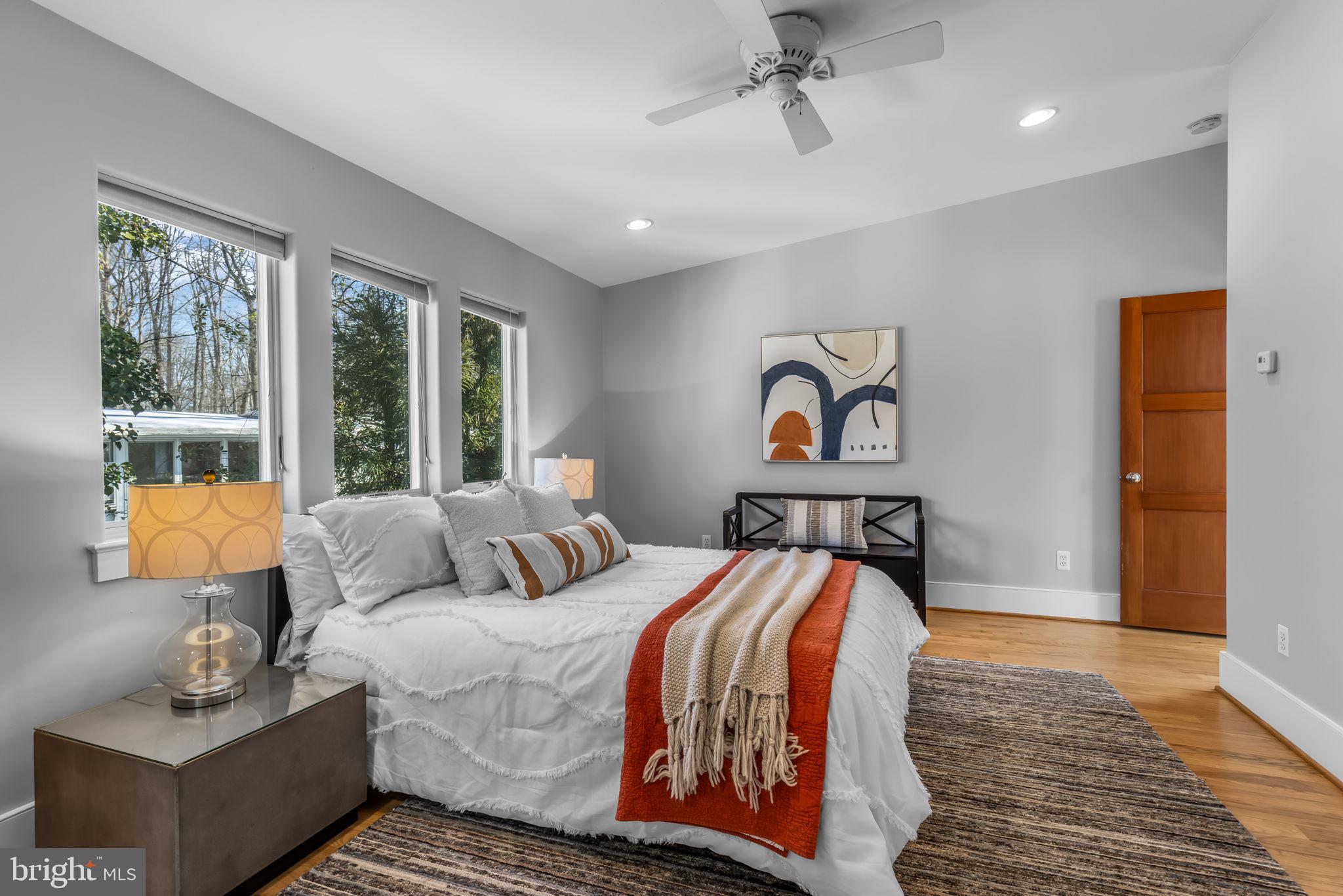 LAKE BARCROFT - Residential