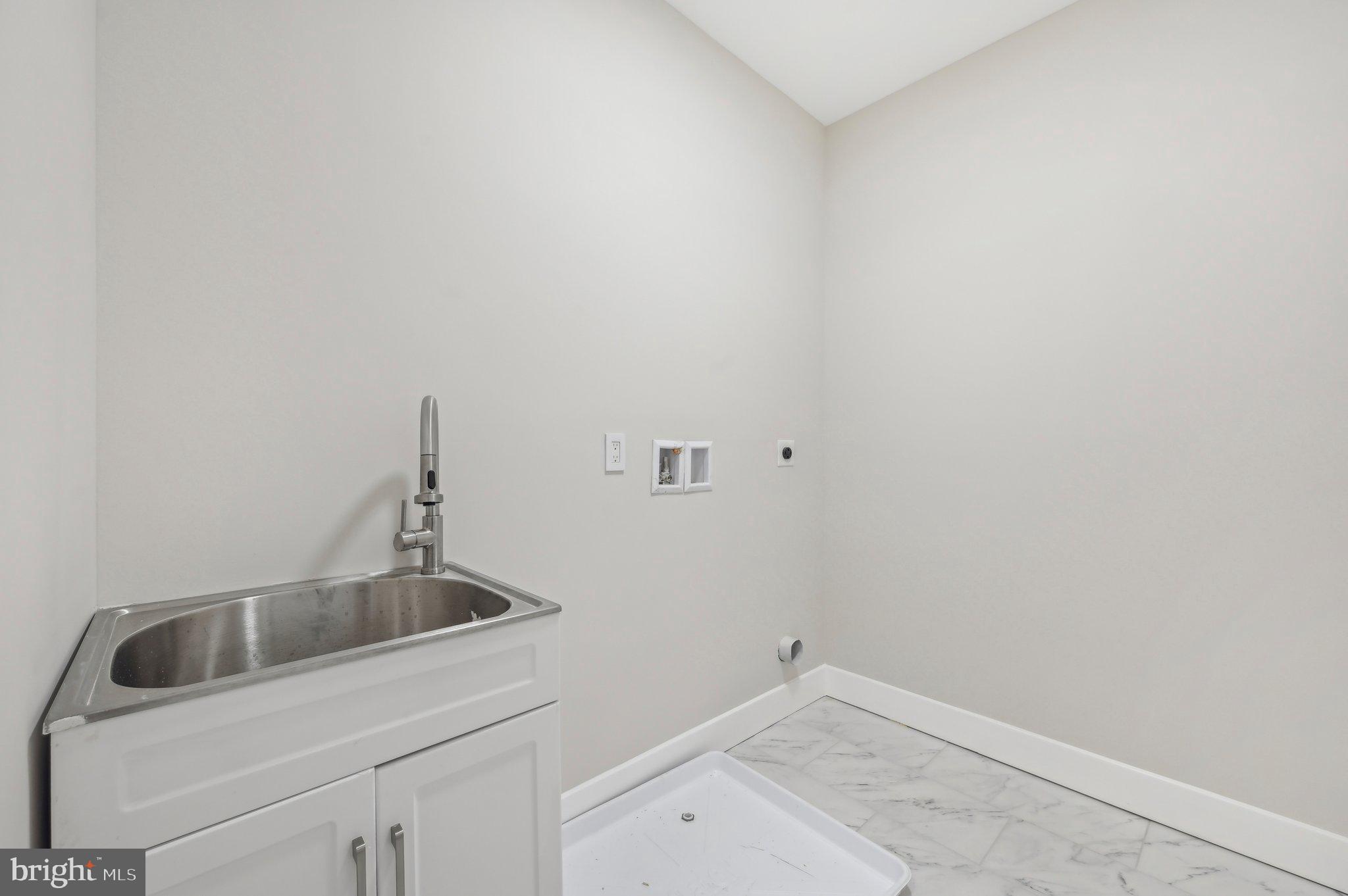 HALL SHOP MANOR - Residential