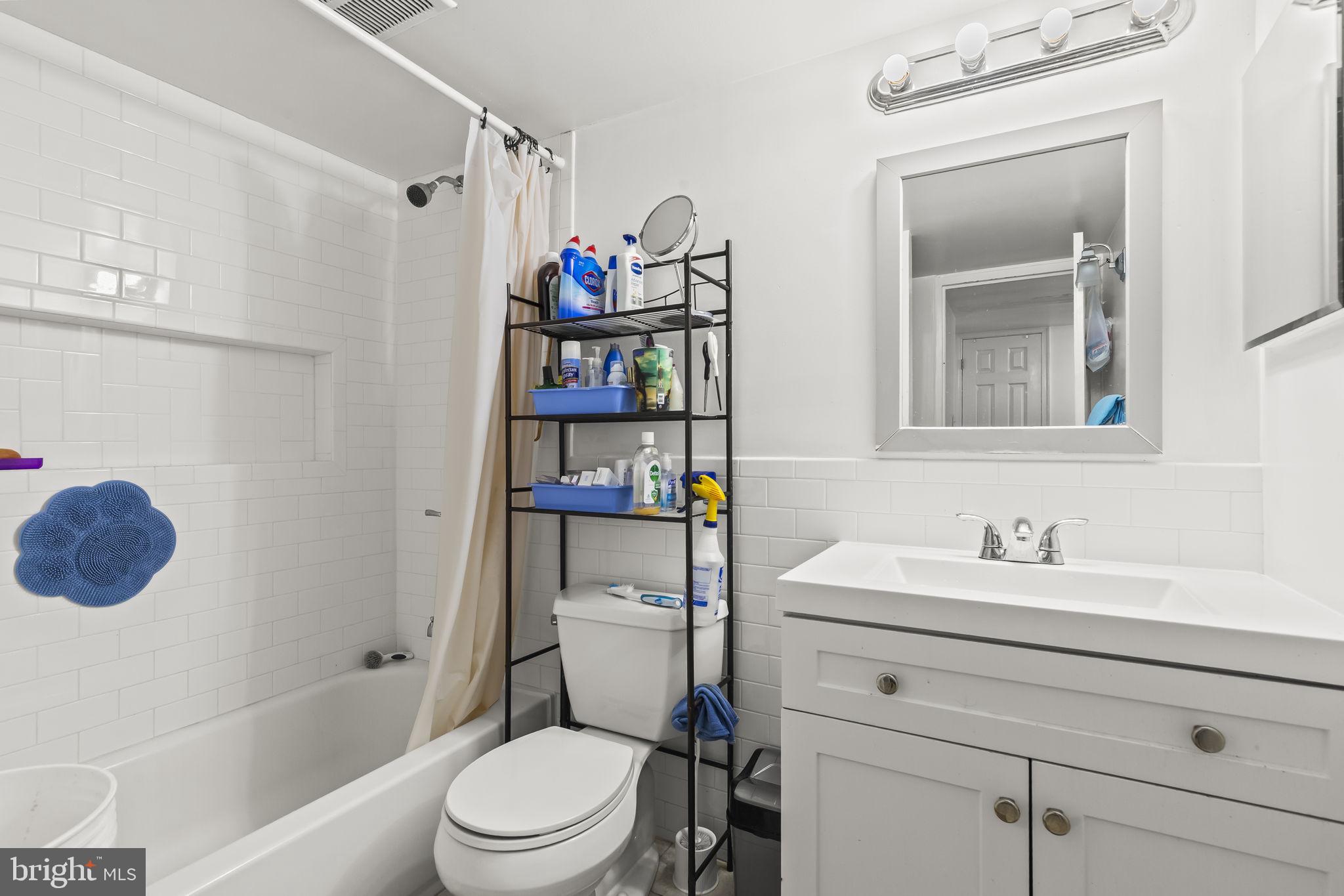 CAMELBACK VILLAGE - Residential