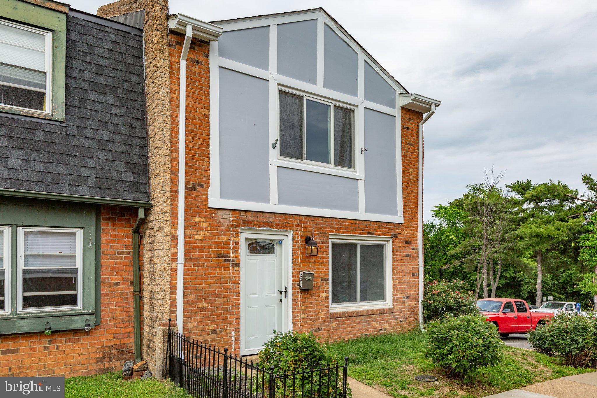 231 IVANHOE COURT