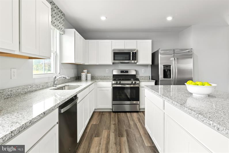 CEDAR - OCTOBER DELIVERY
The Cedar single-family home blends function and elegance. Enter the foyer and head to the great room, which flows effortlessly into the gourmet kitchen with island, and the dining area. Beyond that, a hall leads to a powder room and flex space that can be converted into a home office, hobby room, or extra play space. Upstairs 3 of the 4 bedrooms boast walk-in closets. Your luxurious owner's suite features lots of living space, a huge walk-in closet, and a double vanity bath.
**up to $30K Builder Cash Discount tied to in-house lender**