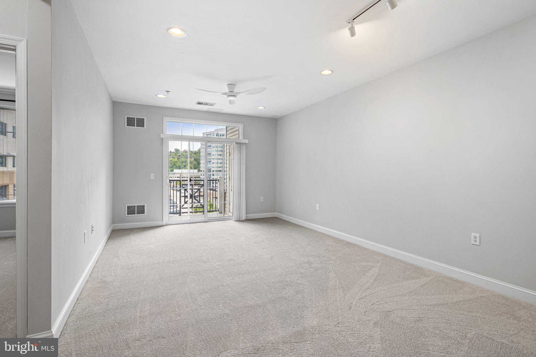 THE GRANDE AT RIVERVIEW - Residential