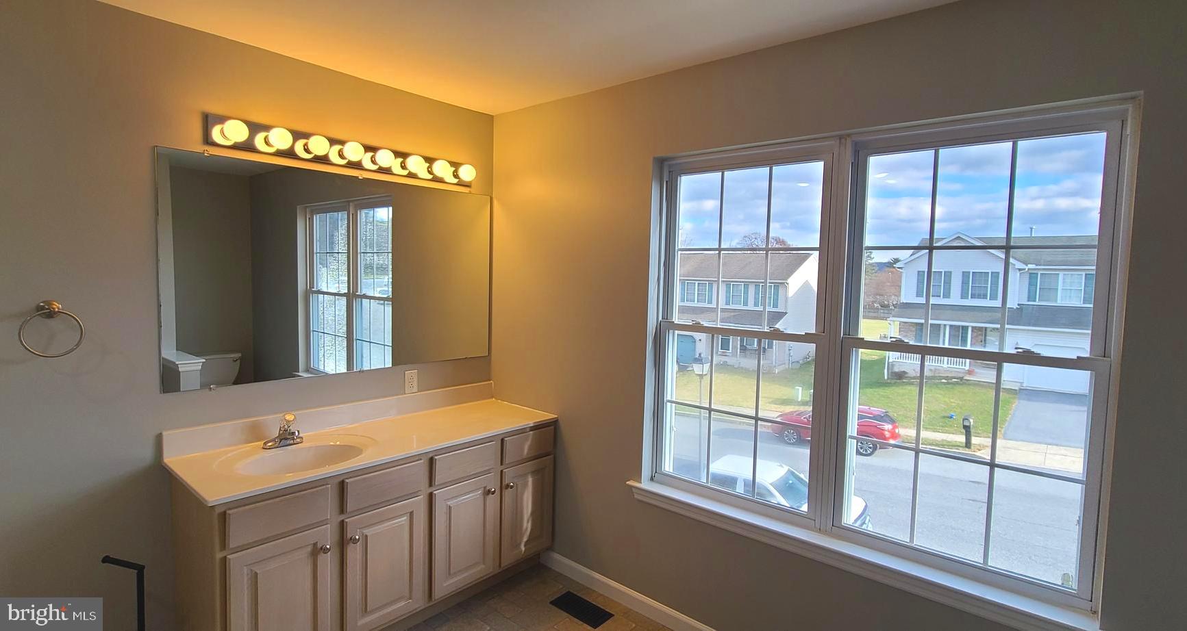 BEVERLY HEIGHTS - Residential Lease