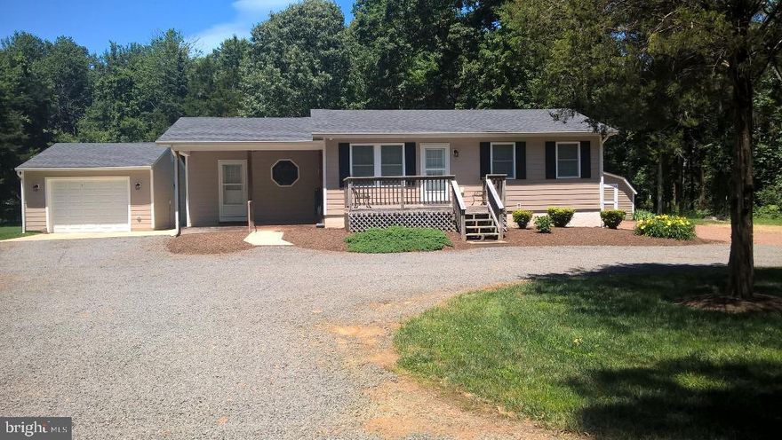 Lovely Remolded Bungalow, Wood Floors through out, Chefs Kitchen, Very Secluded and Private, Sit on the Front Porch and Watch the Wildlife,