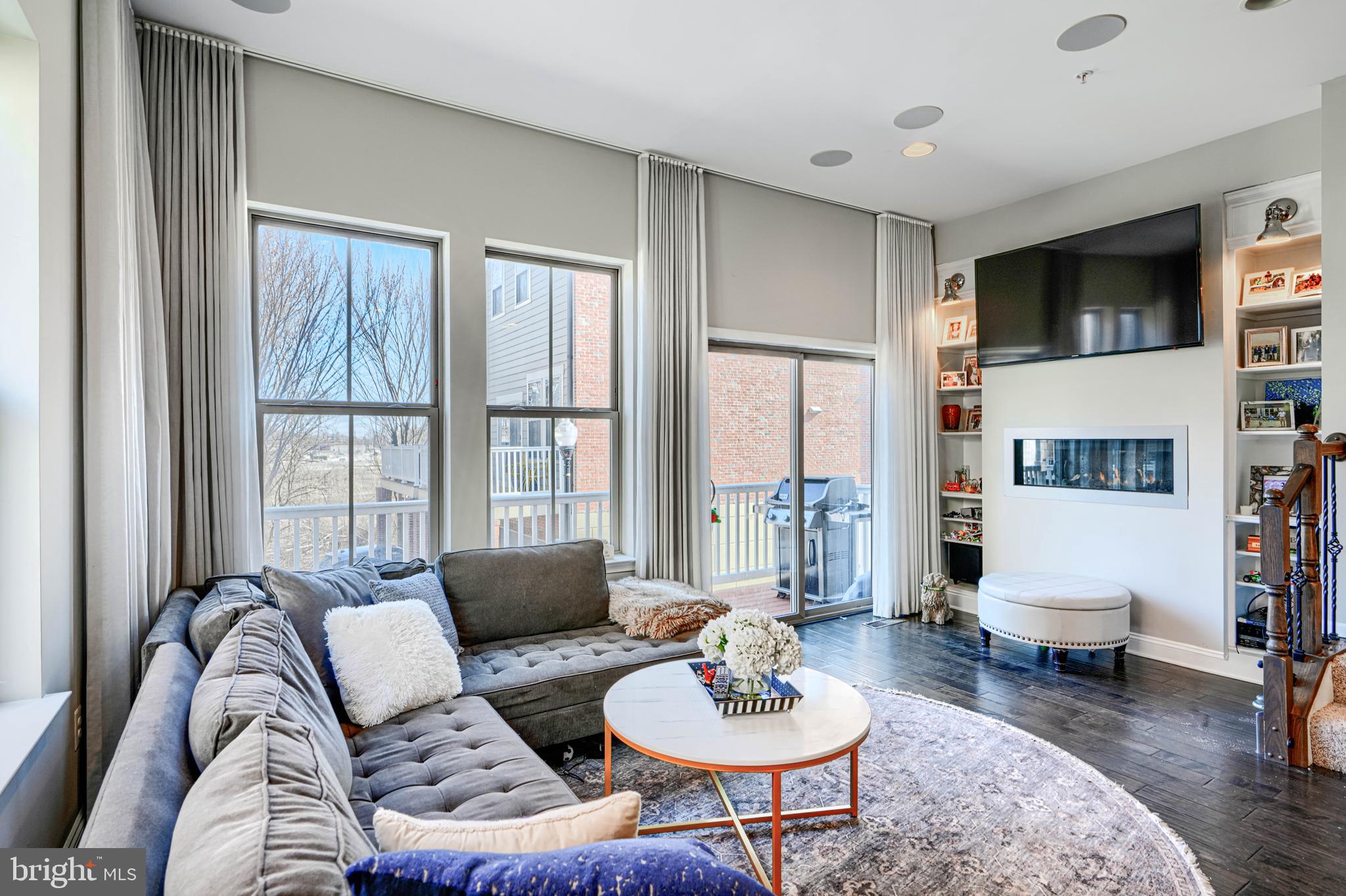 LOCUST POINT - Residential