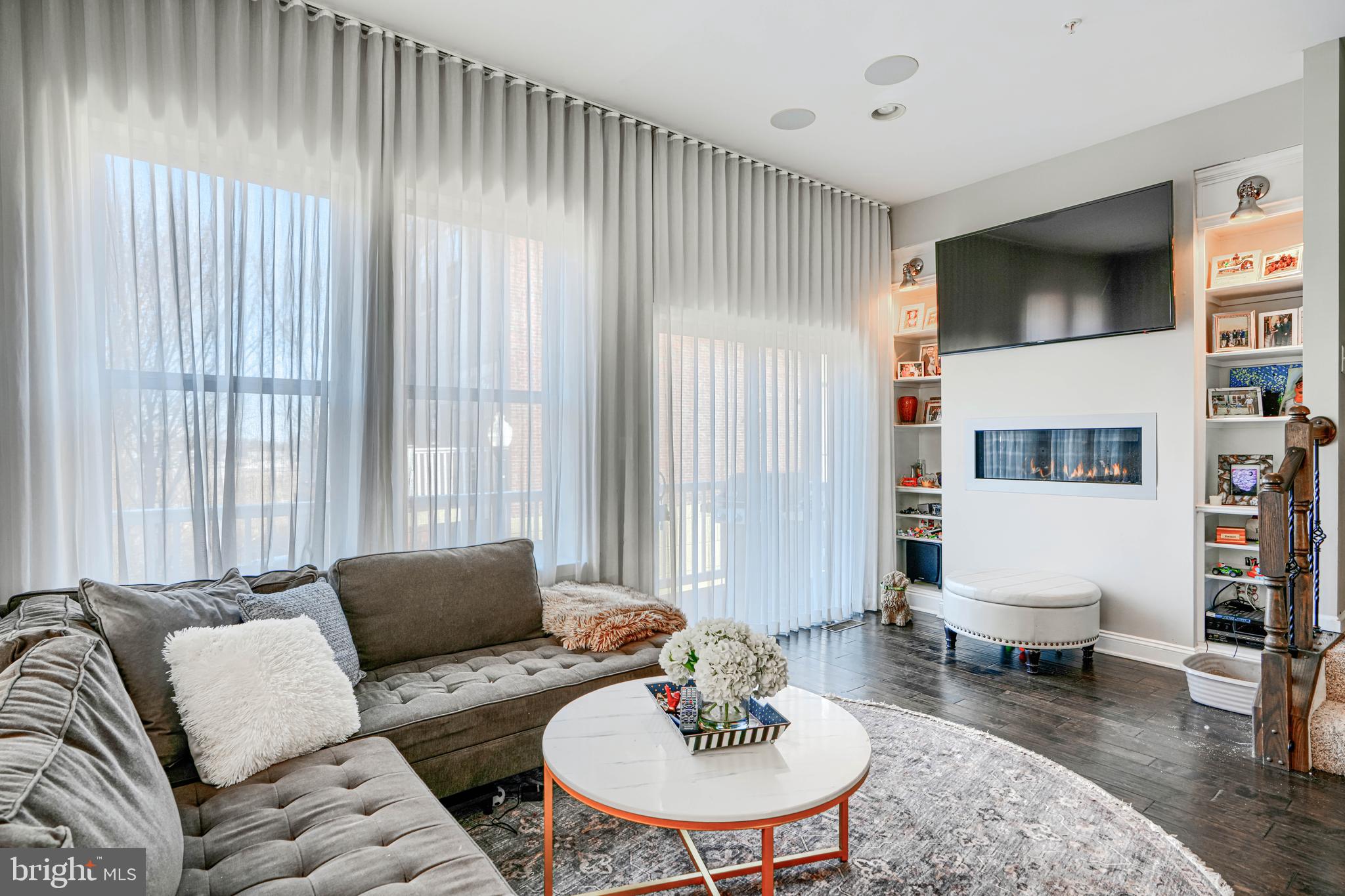 LOCUST POINT - Residential